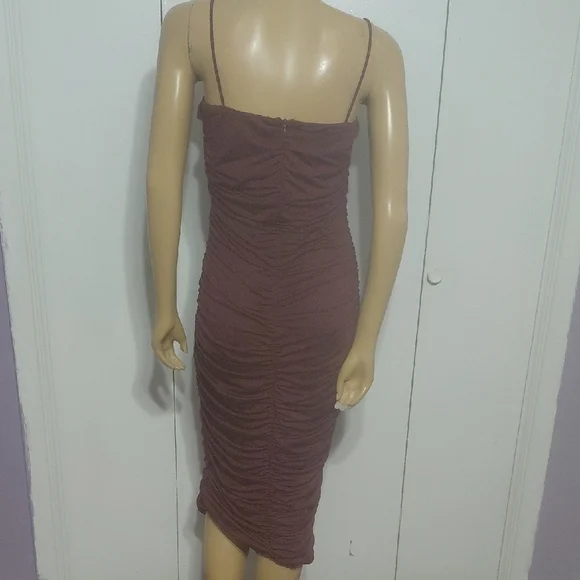 ♻️👗 Burgundy Ruched Dress - Picture 15 of 15